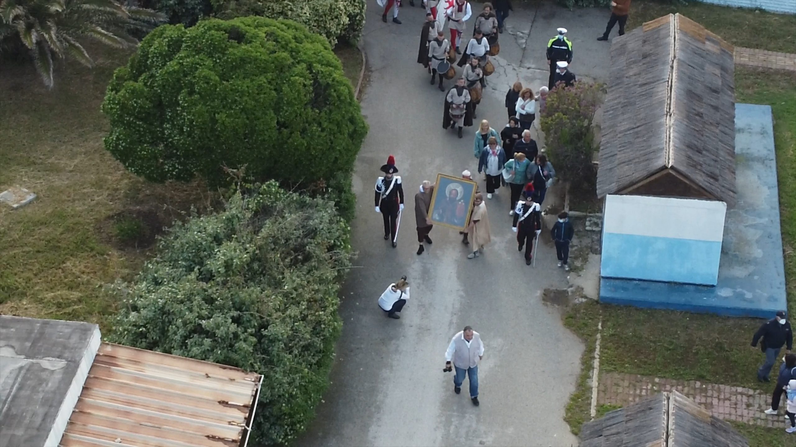 La imagen de San Nicolás, acompañada de las embarcaciones engalanadas para la fiesta.