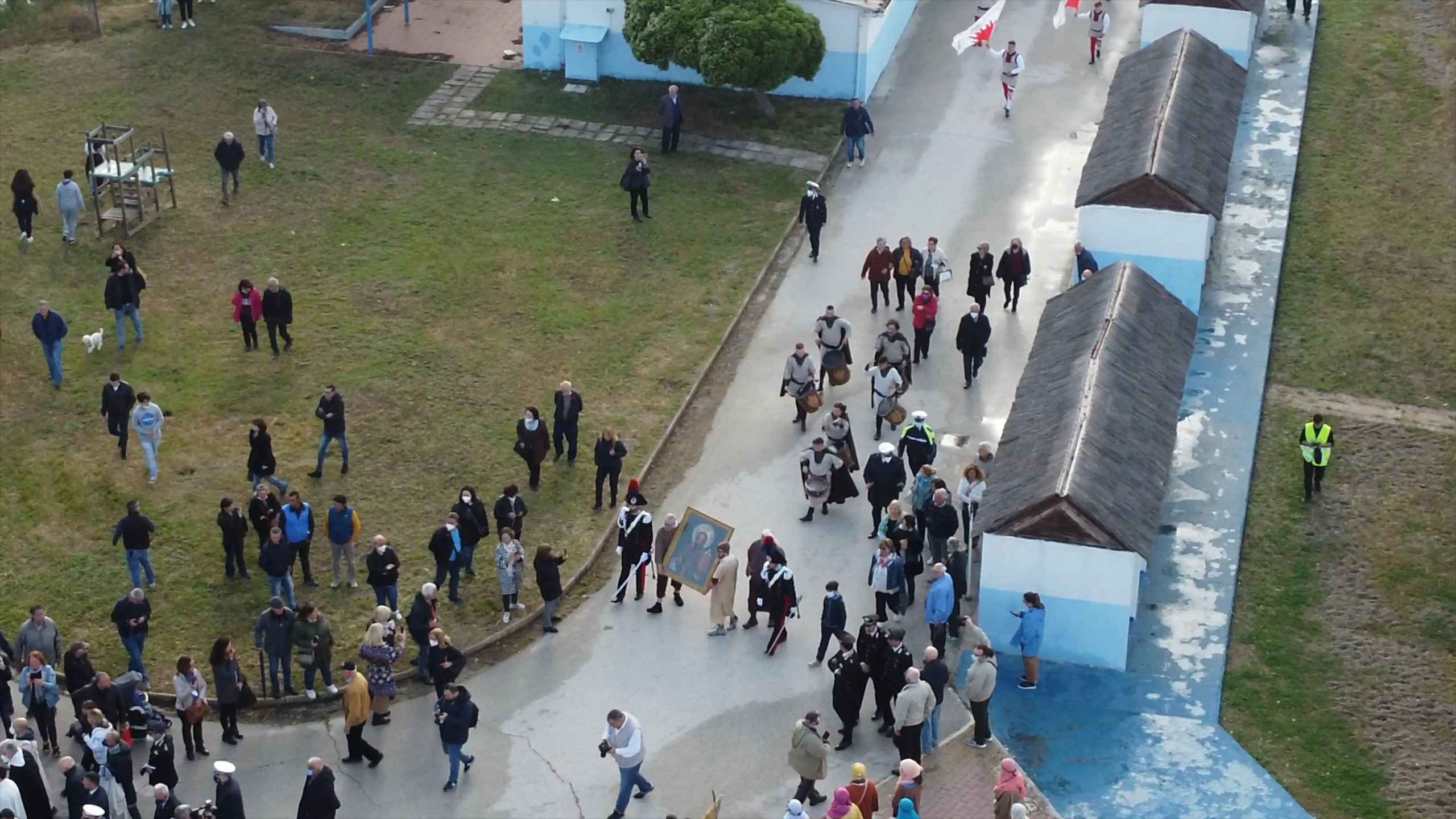 La procesión de los fieles hacia el mar antes de partir hacia Bari.