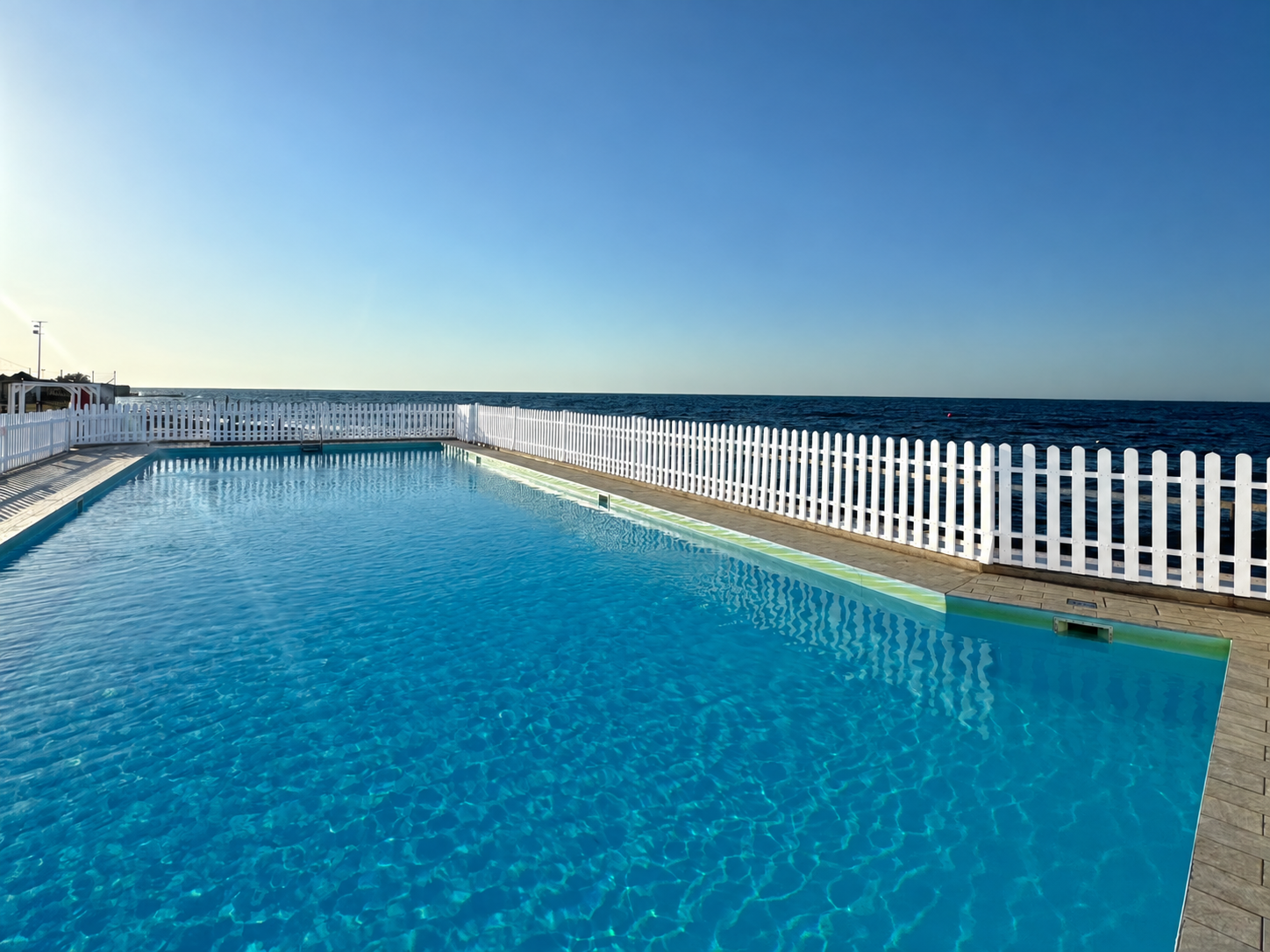 Piscina vista mare